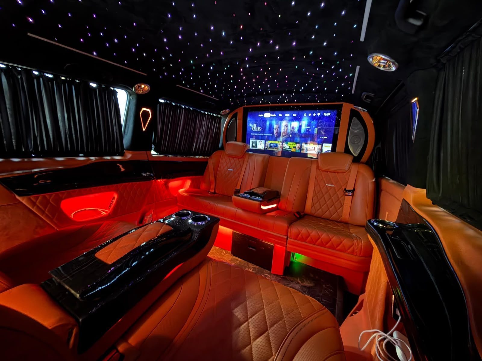 Kırmızı ambiyans aydınlatmalı VIP araç içi