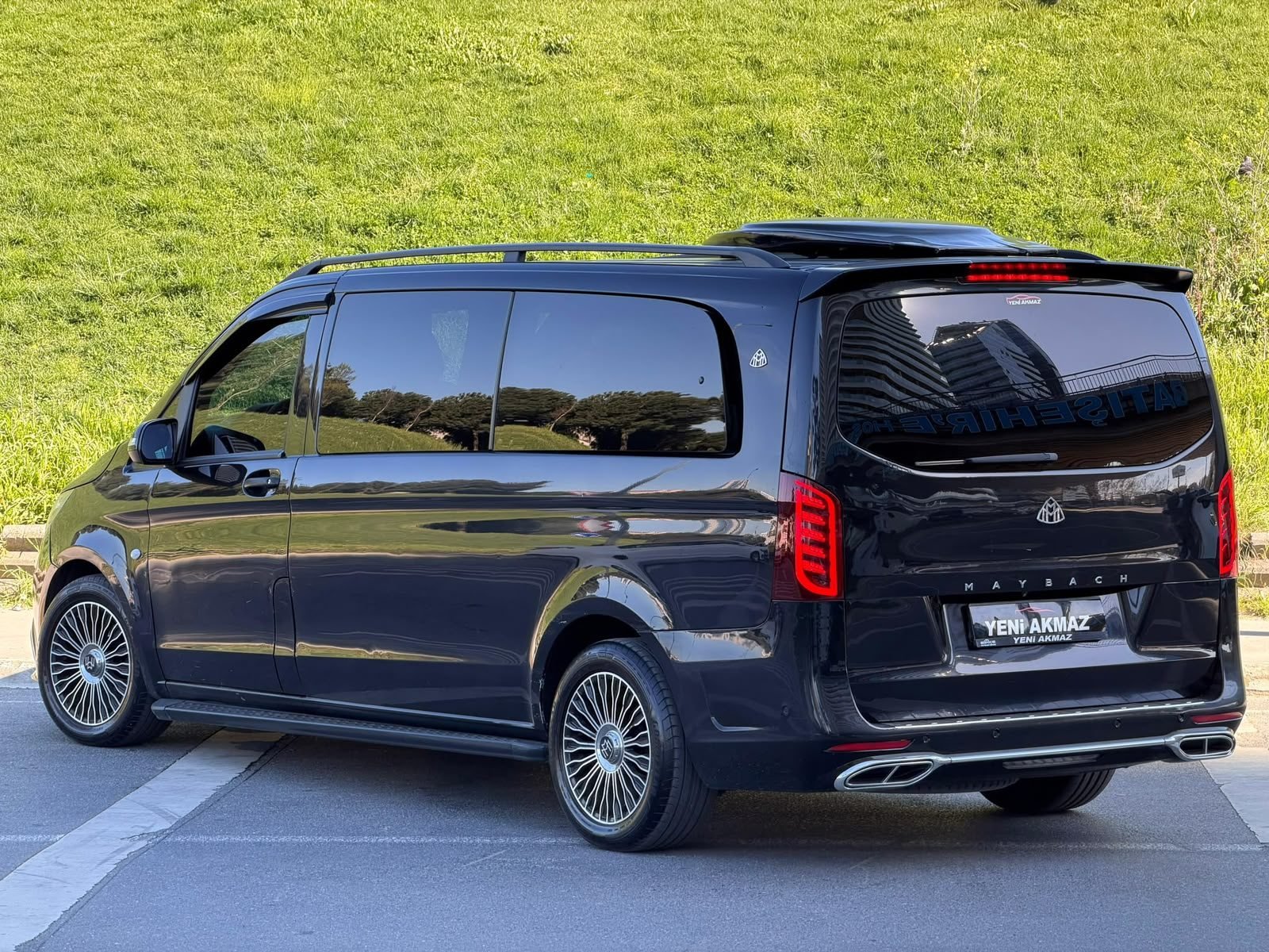 Siyah VIP transfer aracının arkadan çapraz görünümü