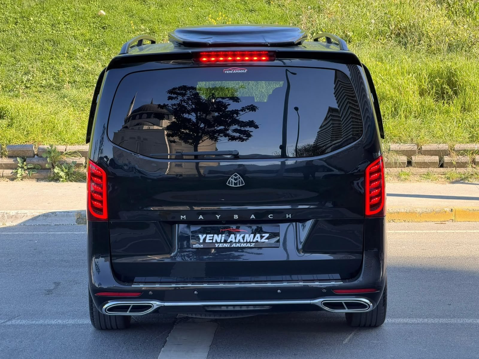 Siyah VIP transfer aracının arka görünümü